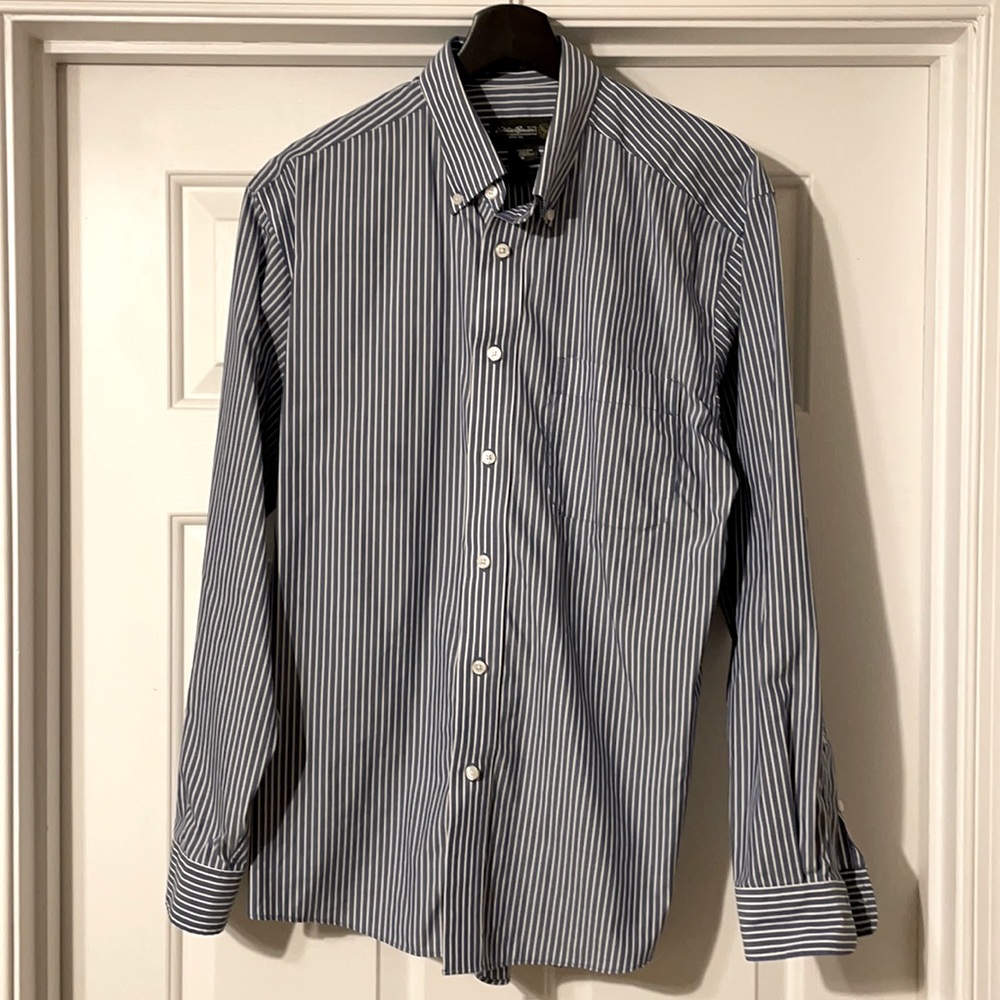 Eddie Bauer Wrinkle resistant, relaxed fit button down shirt. Size - Medium